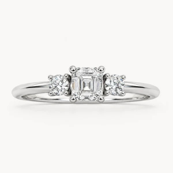 Solitario Inés Esmeralda 0,35 ct en platino 950 con diamante central talla esmeralda cuadrada y diamantes laterales de laboratorio