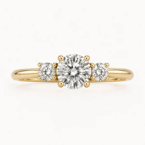 Solitario Mara 0,40 ct en oro amarillo con diamante central talla brillante y diamantes laterales de laboratorio