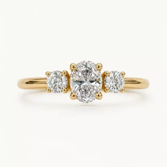 Solitario Siena Oval 0,30 ct en oro amarillo con diamante central oval y diamantes laterales de laboratorio