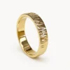 Alianza de boda de oro amarillo con textura martelu00e9 lineal