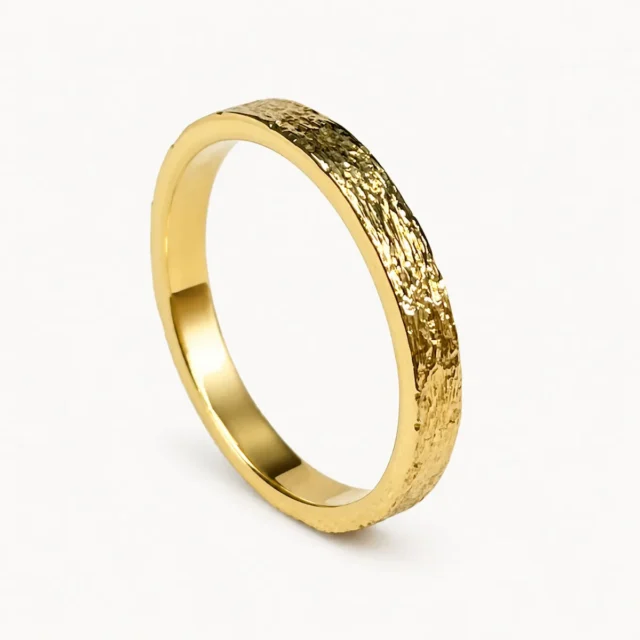 Alianza de boda de oro amarillo con textura satinada brillante