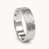 Alianza de boda de oro blanco con textura satinada brillante