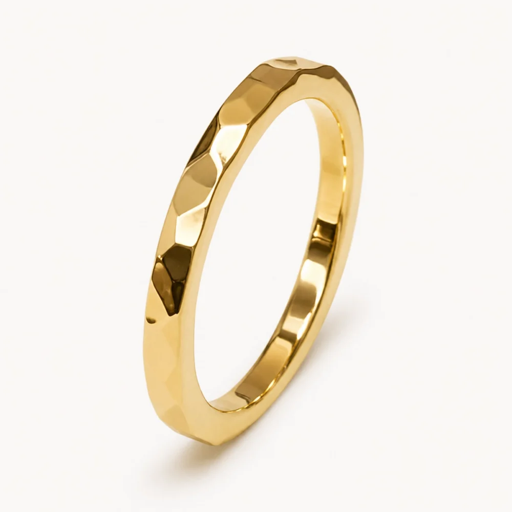 Alianza martelu00e9 ancho de oro amarillo de 18 quilates de 2,5 mm
