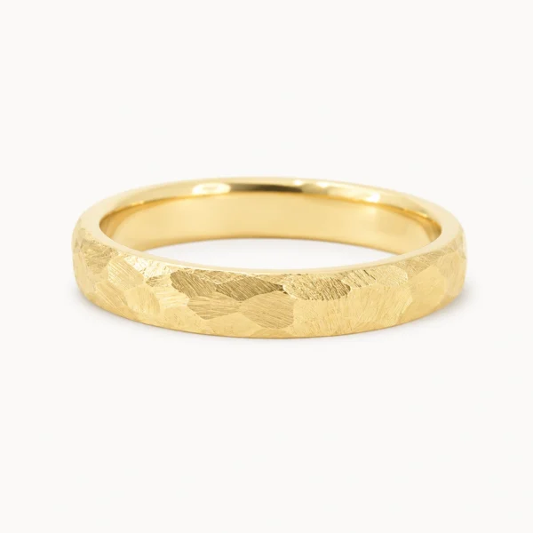 Alianza facetada de oro de 18 quilates con textura rugosa brillante