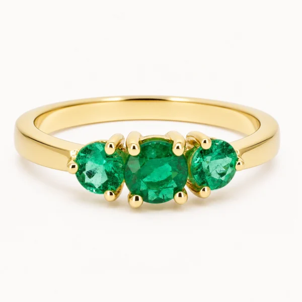 Anillo de oro amarillo con esmeraldas naturales engastadas