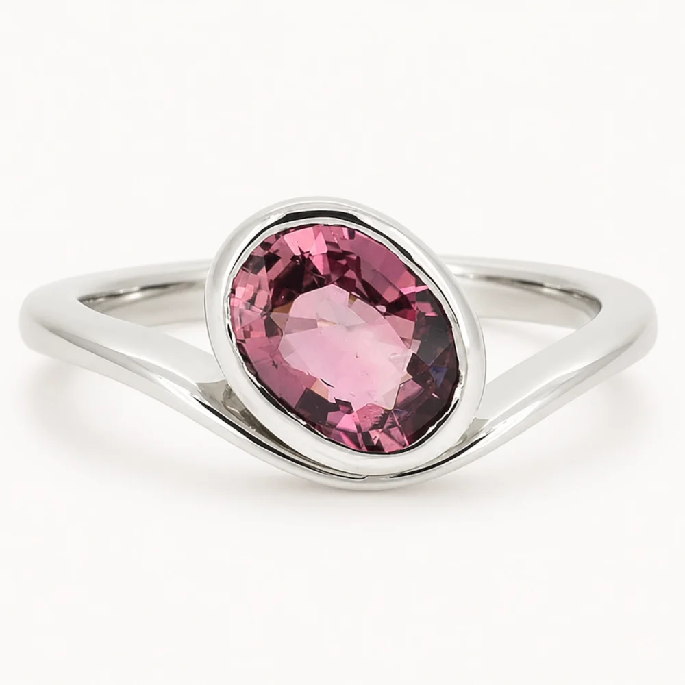 Anillo de oro blanco con turmalina rosa natural talla oval