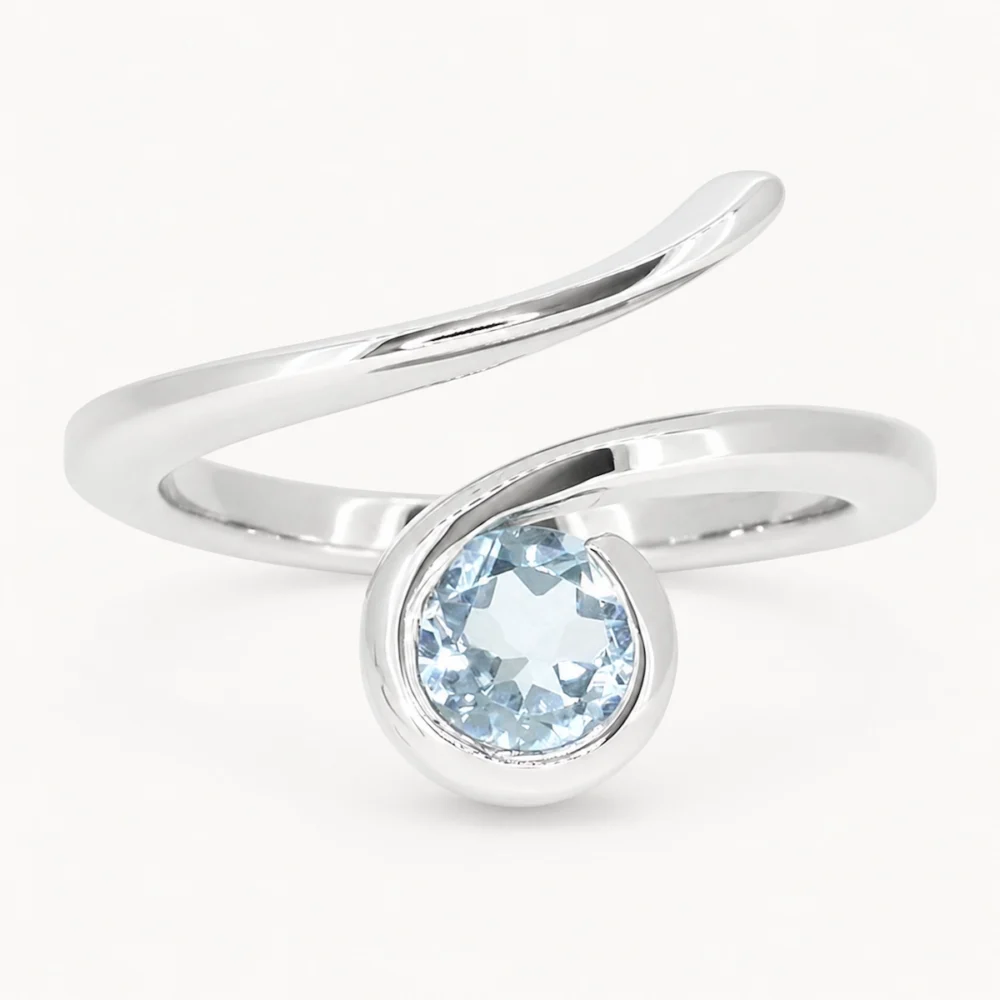 Anillo de oro blanco con aguamarina redonda de 0,50 ct