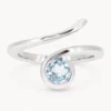 Anillo de oro blanco con aguamarina redonda de 0,50 ct