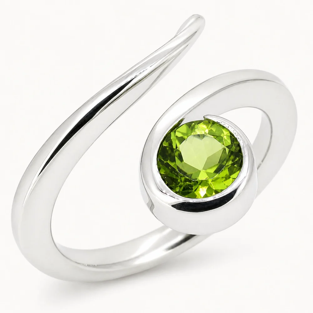 Anillo de oro blanco con peridoto natural talla redonda
