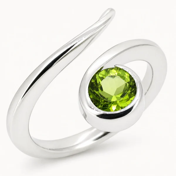 Anillo de oro blanco con peridoto natural talla redonda