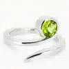 Vista superior de anillo de oro blanco con peridoto natural