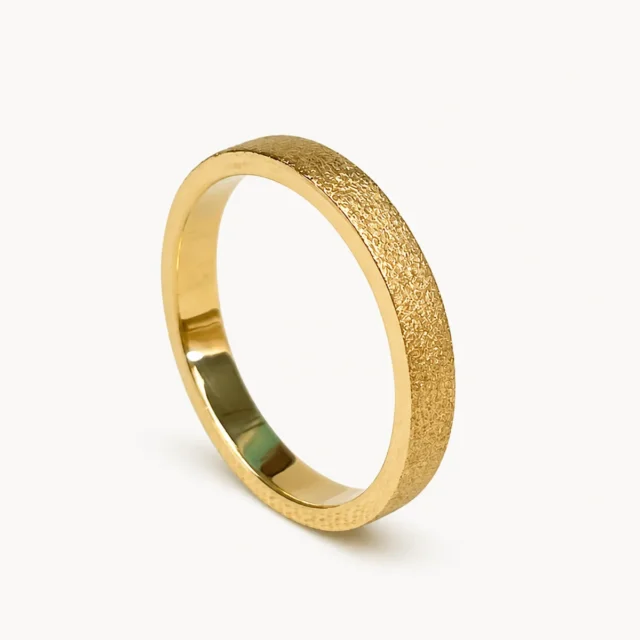 Alianza de boda de oro amarillo con forma plana y textura satinada