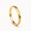 Alianza de boda de oro amarillo con textura martelu00e9 frozen