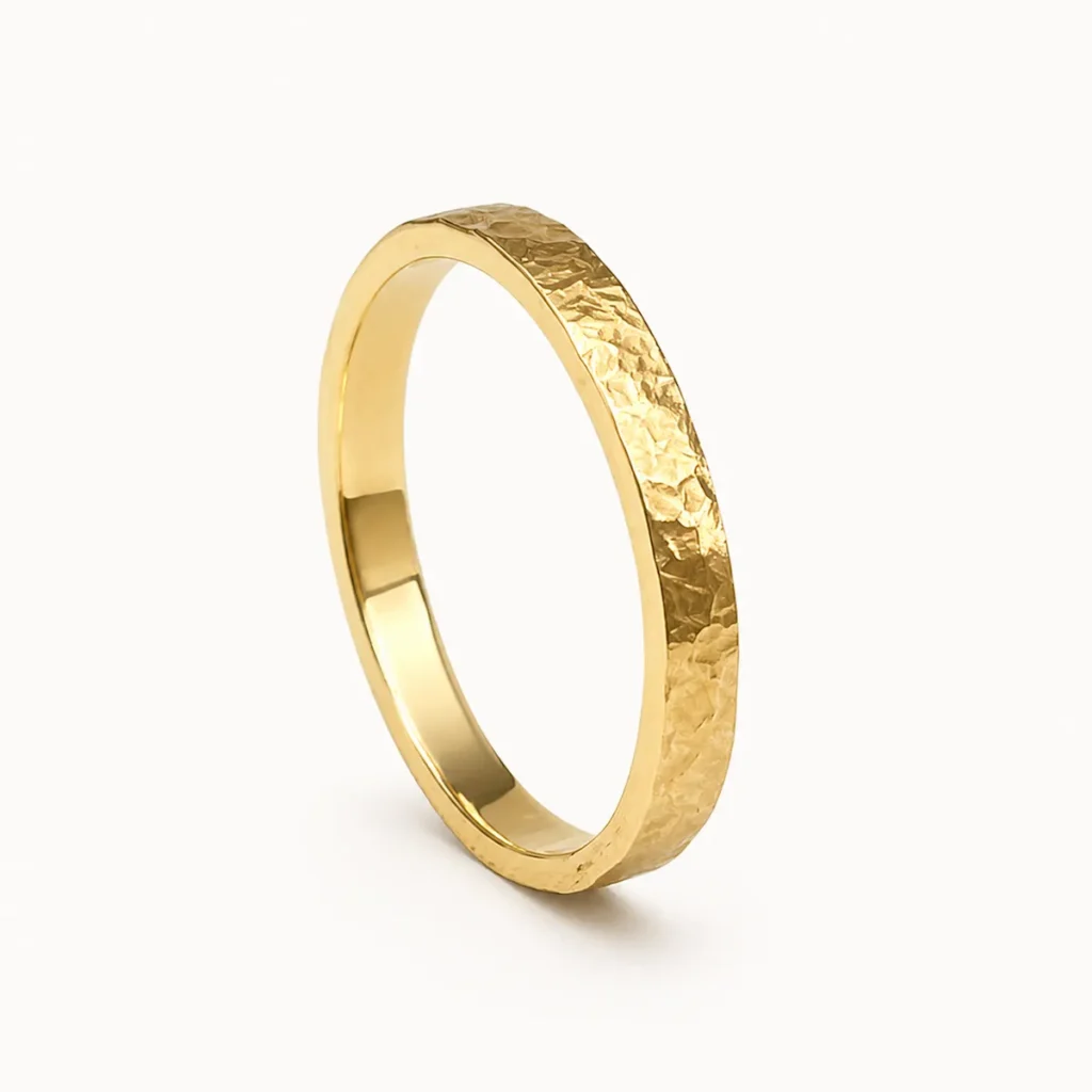 Alianza de boda de oro amarillo con textura martelu00e9 frozen