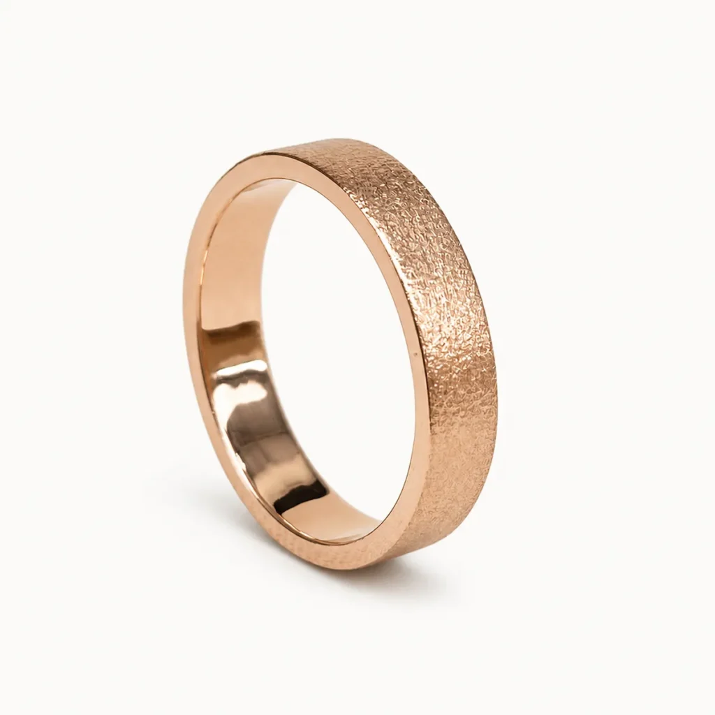 Alianza de boda de oro rosa con forma plana y acabado satinado