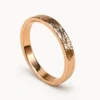 Alianza de boda fina de oro rosa con textura satinada brillante
