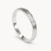 Alianza fina de oro blanco con textura satinada brillante