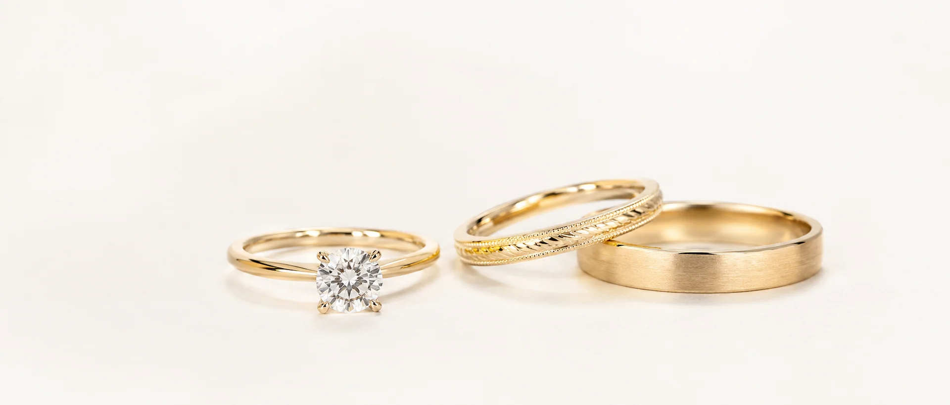 Solitario y alianzas de boda en oro amarillo 18K y diamantes