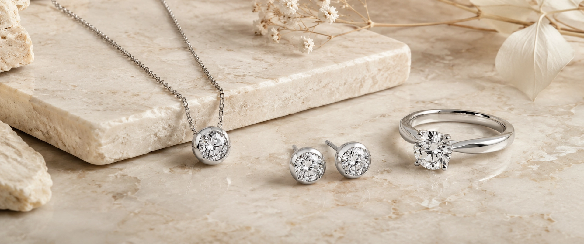Joyería realizada a medida con boceto de anillo y piezas de joyería en ENTÍO Joyeros