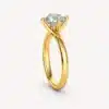 Vista lateral del Solitario Alma en oro amarillo de 18 quilates con diamante de laboratorio de 1,5 ct