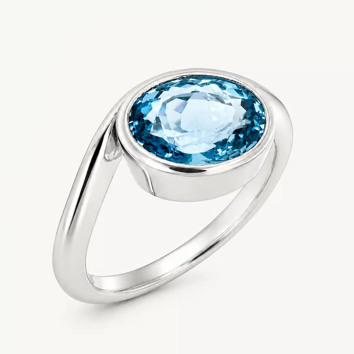 Anillo artesanal realizado en oro blanco de 18 quilates con topacio azul